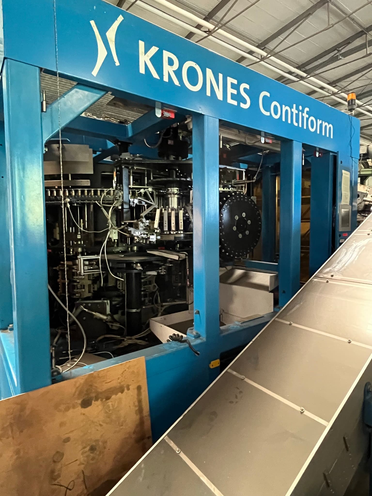 Pohled vlevo na Krones Contiform