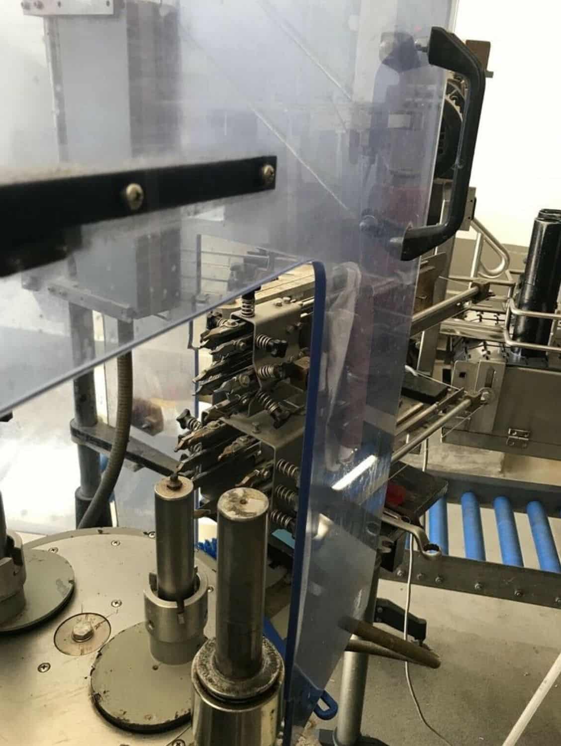 Boční pohled na vratnou plnicí linku Nagel, PAC, Juwatec pro pivo a nealkoholické nápoje