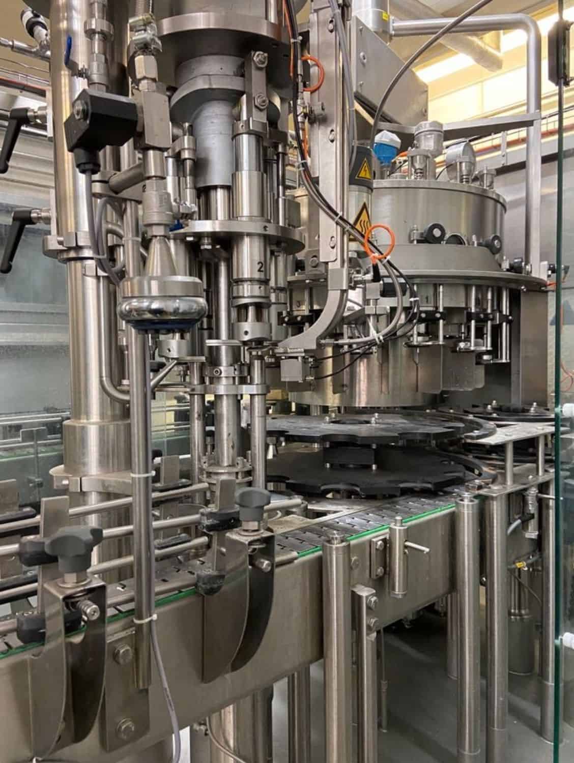 Pracovní místnost společnosti Nagel, PAC, Juwatec Vratná plnicí linka na pivo, nealkoholické nápoje