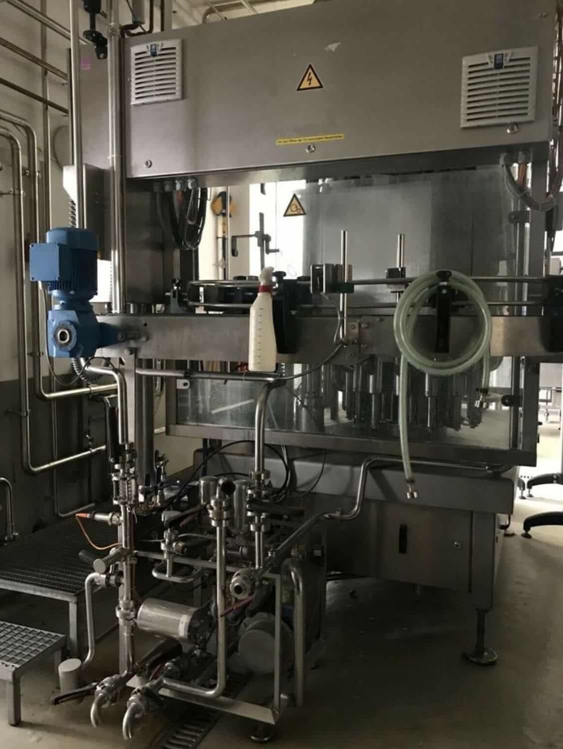 Boční pohled na vratnou plnicí linku Nagel, PAC, Juwatec pro pivo a nealkoholické nápoje