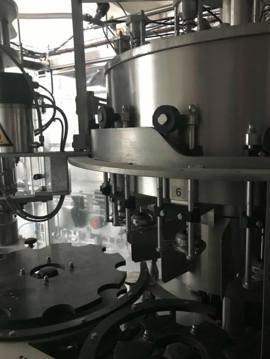 Pracovní místnost společnosti Nagel, PAC, Juwatec Vratná plnicí linka na pivo, nealkoholické nápoje