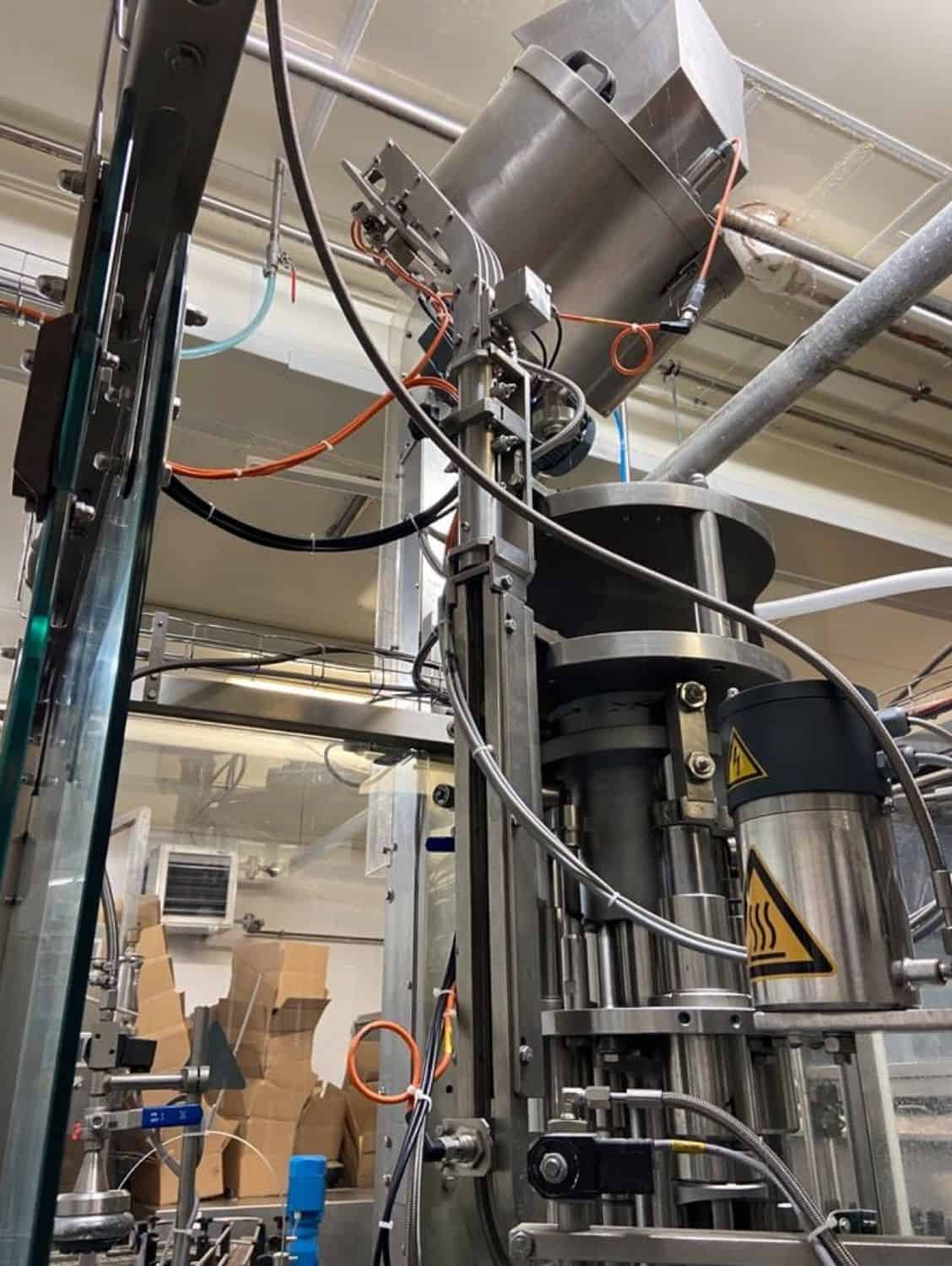 Boční pohled na vratnou plnicí linku Nagel, PAC, Juwatec pro pivo a nealkoholické nápoje