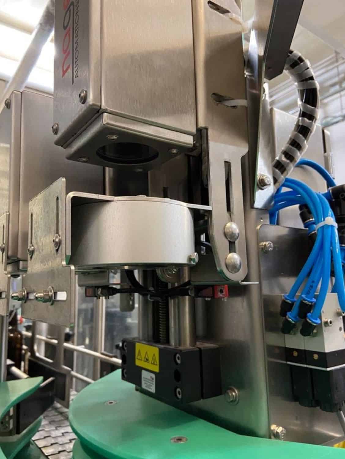 Boční pohled na vratnou plnicí linku Nagel, PAC, Juwatec pro pivo a nealkoholické nápoje