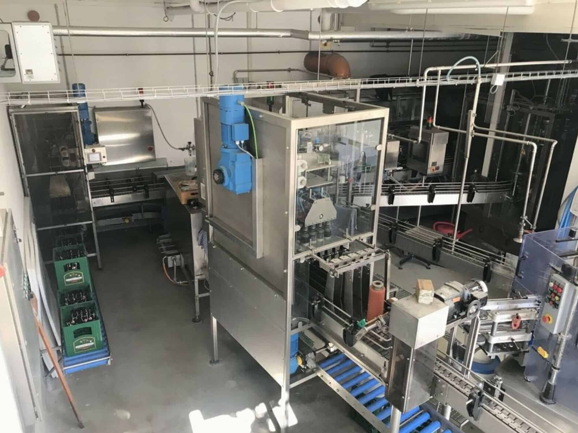 Boční pohled na vratnou plnicí linku Nagel, PAC, Juwatec pro pivo a nealkoholické nápoje