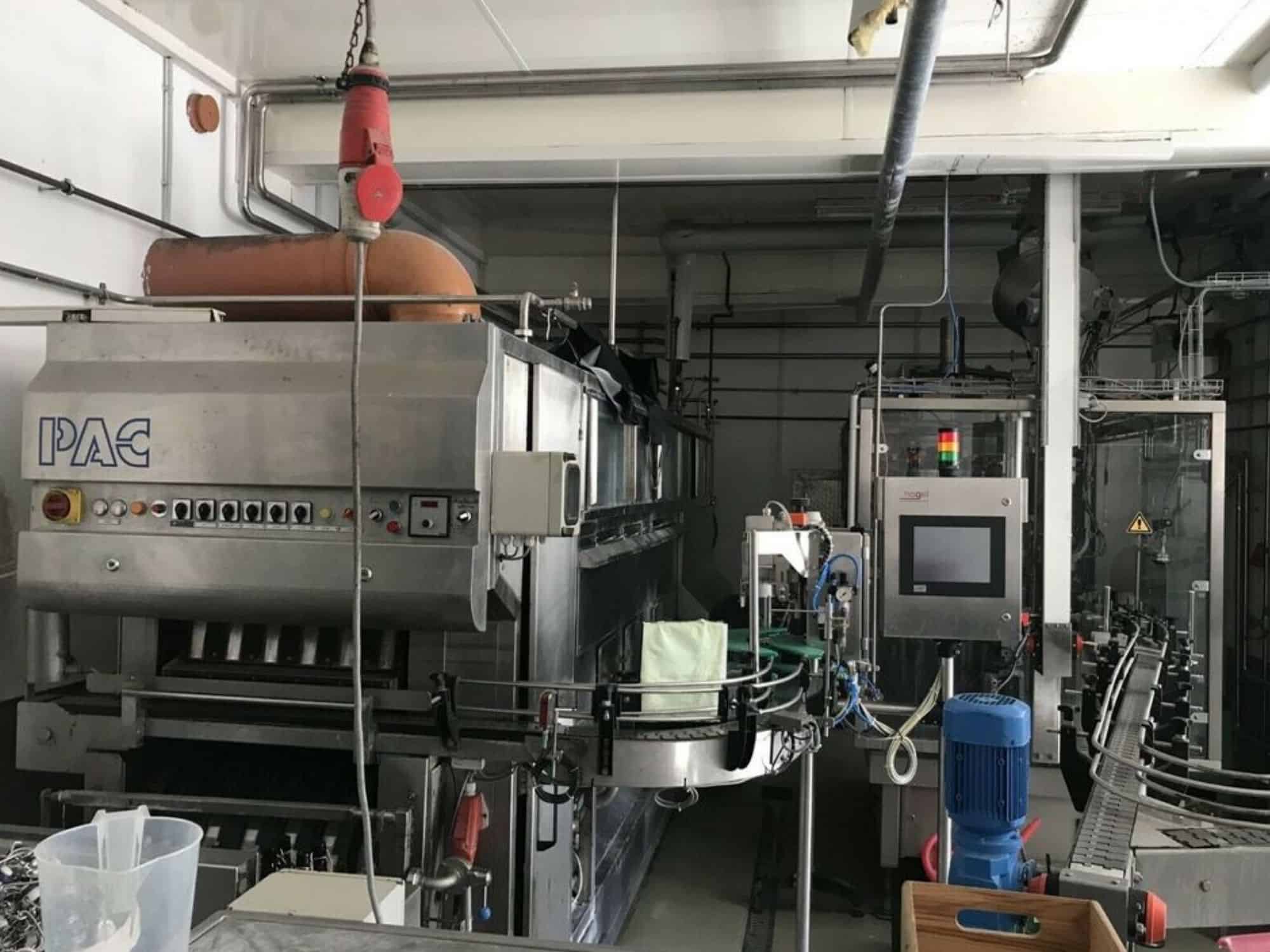Boční pohled na vratnou plnicí linku Nagel, PAC, Juwatec pro pivo a nealkoholické nápoje