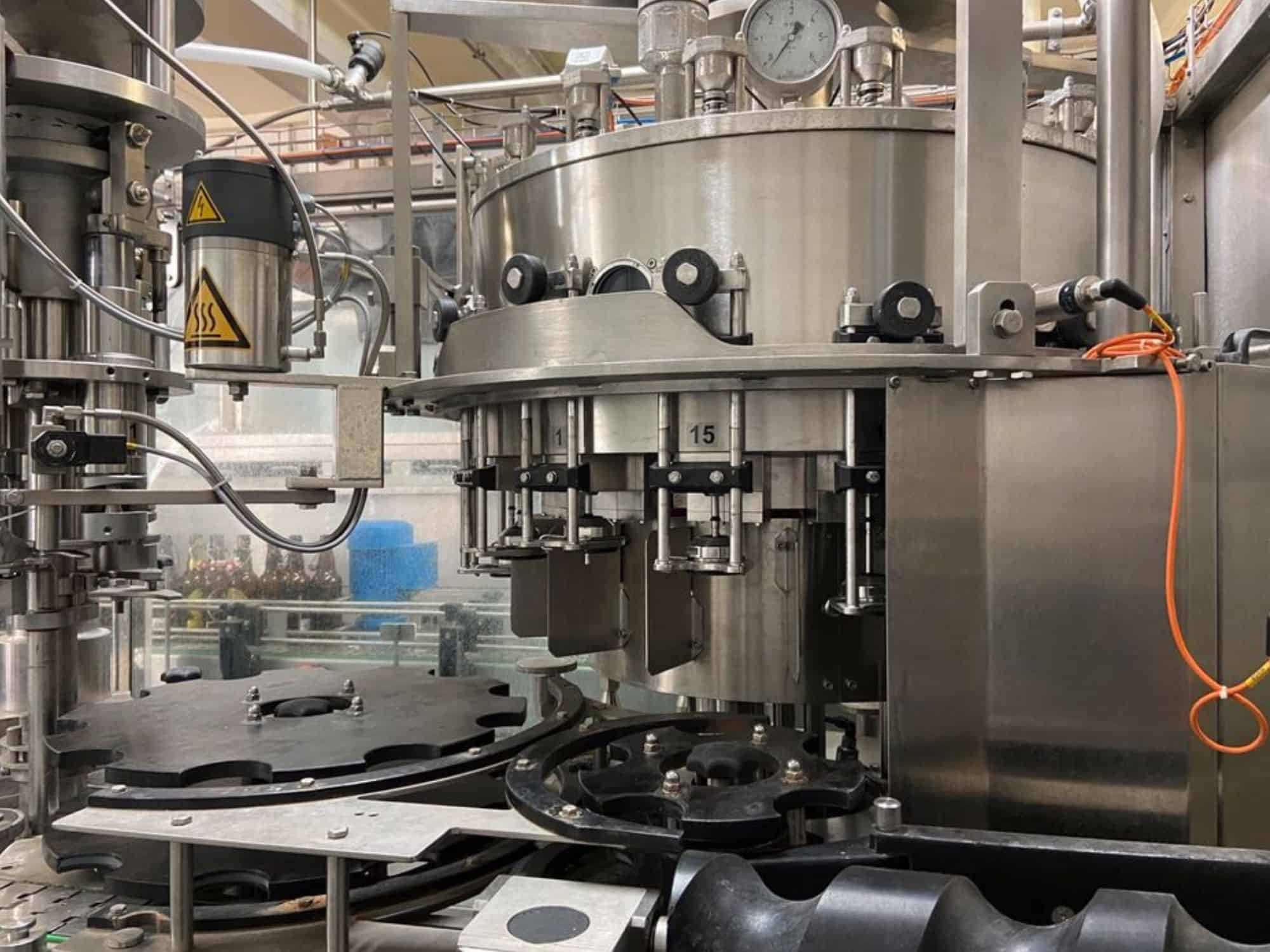 Boční pohled na vratnou plnicí linku Nagel, PAC, Juwatec pro pivo a nealkoholické nápoje