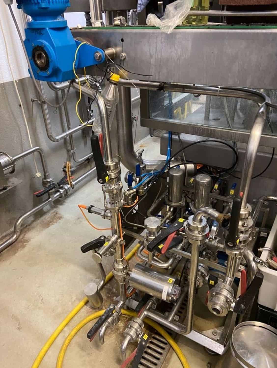 Boční pohled na vratnou plnicí linku Nagel, PAC, Juwatec pro pivo a nealkoholické nápoje