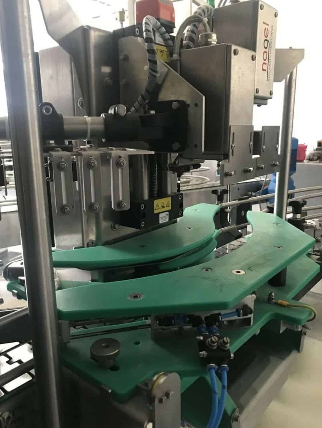 Boční pohled na vratnou plnicí linku Nagel, PAC, Juwatec pro pivo a nealkoholické nápoje