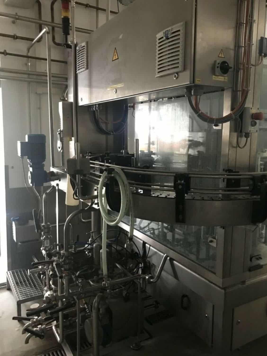 Pohled vlevo na linku na plnění vratného skla Nagel, PAC, Juwatec pro pivo, nealkoholické nápoje
