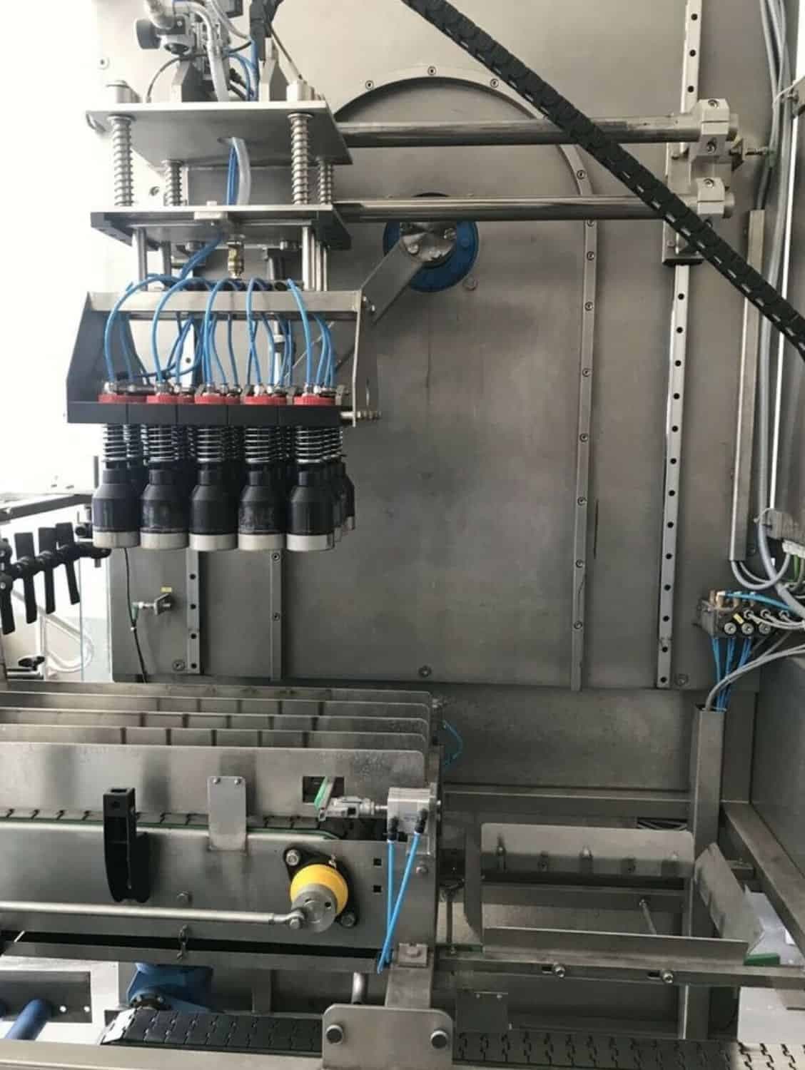 Pohled vlevo na linku na plnění vratného skla Nagel, PAC, Juwatec pro pivo, nealkoholické nápoje