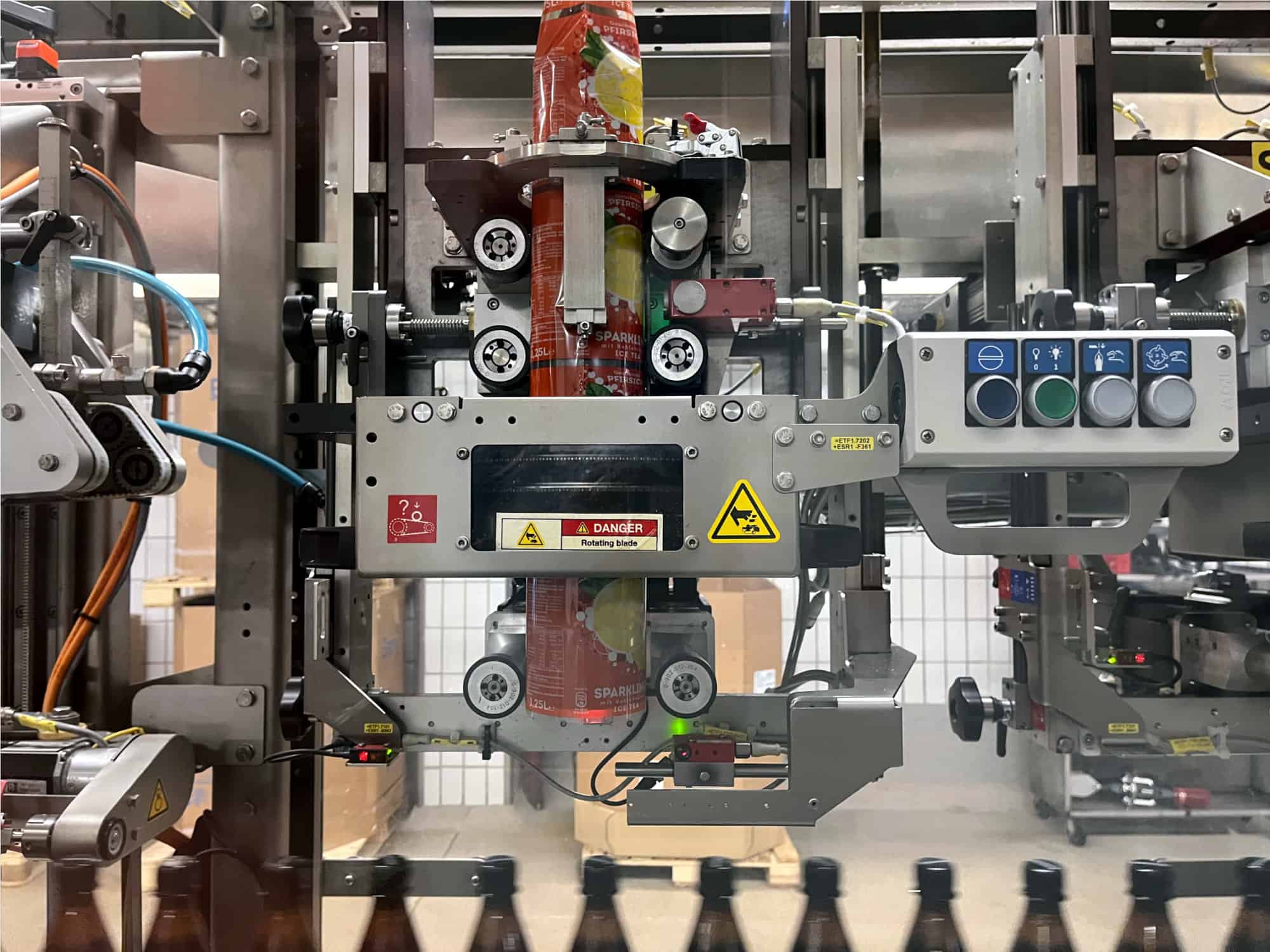 Detail zařízení Krones Sleevematic M2 + smršťovací podložka