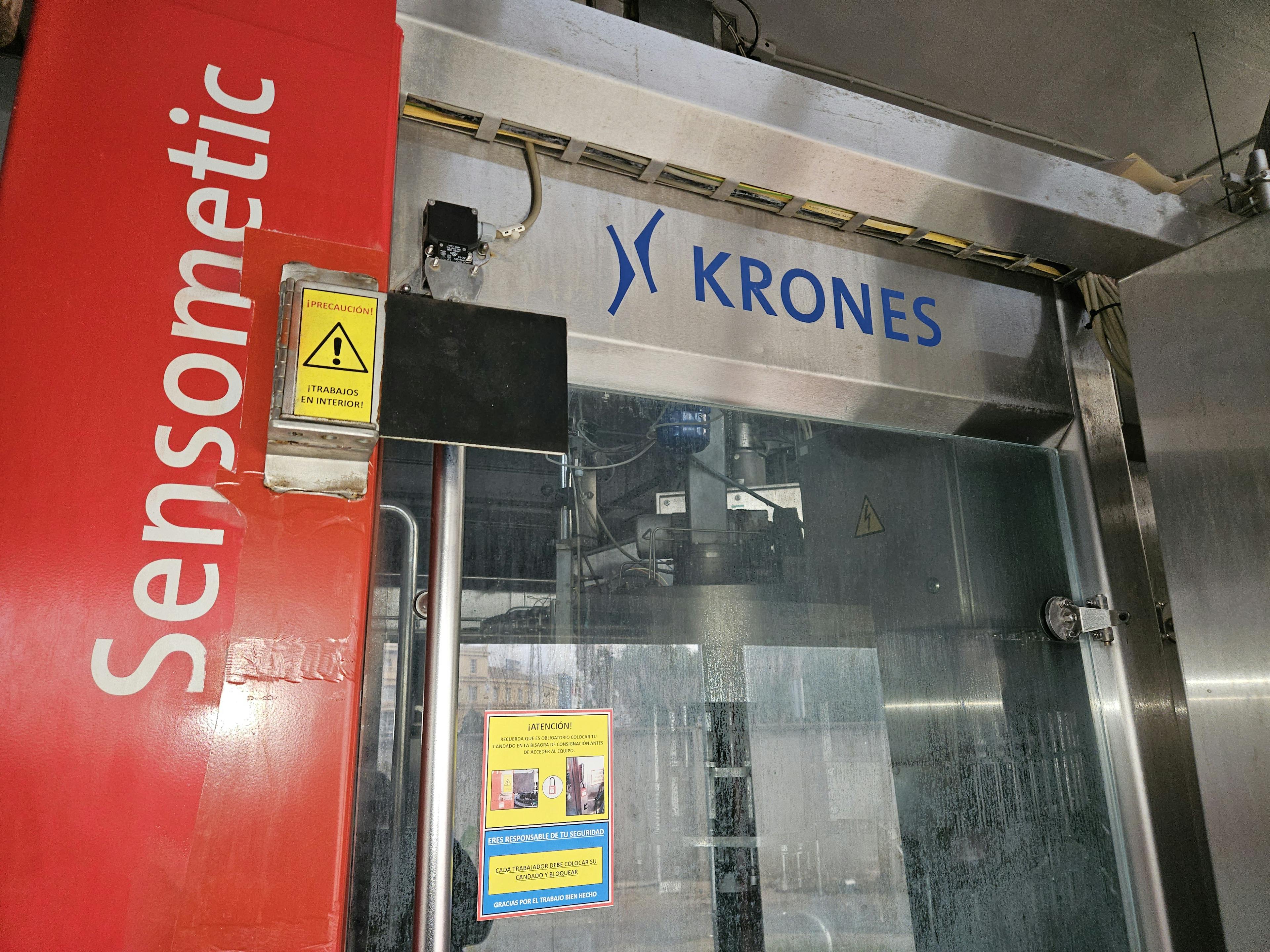 Pohled zepředu na zařízení Krones Sensometic