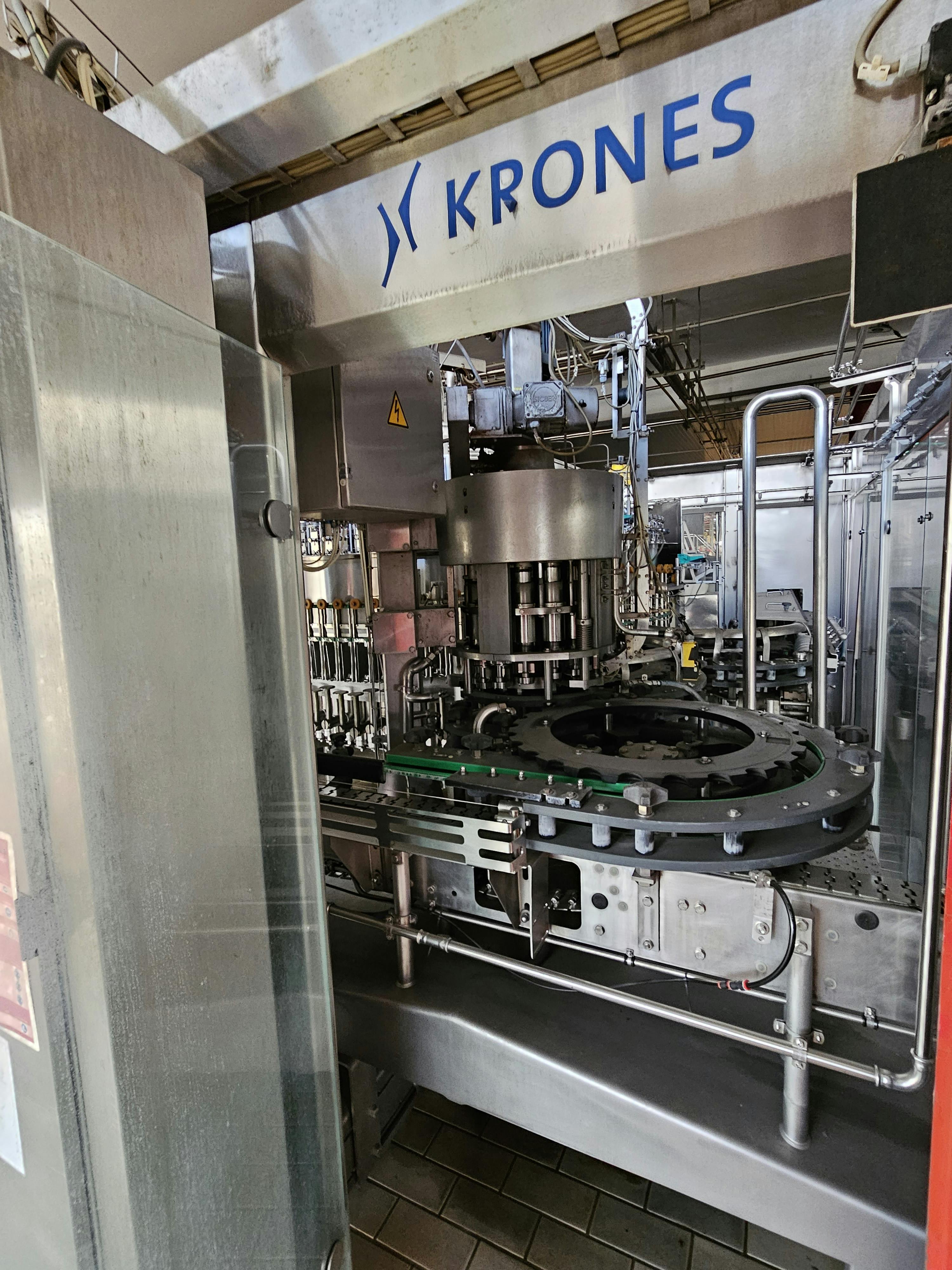Pohled zepředu na zařízení Krones Sensometic