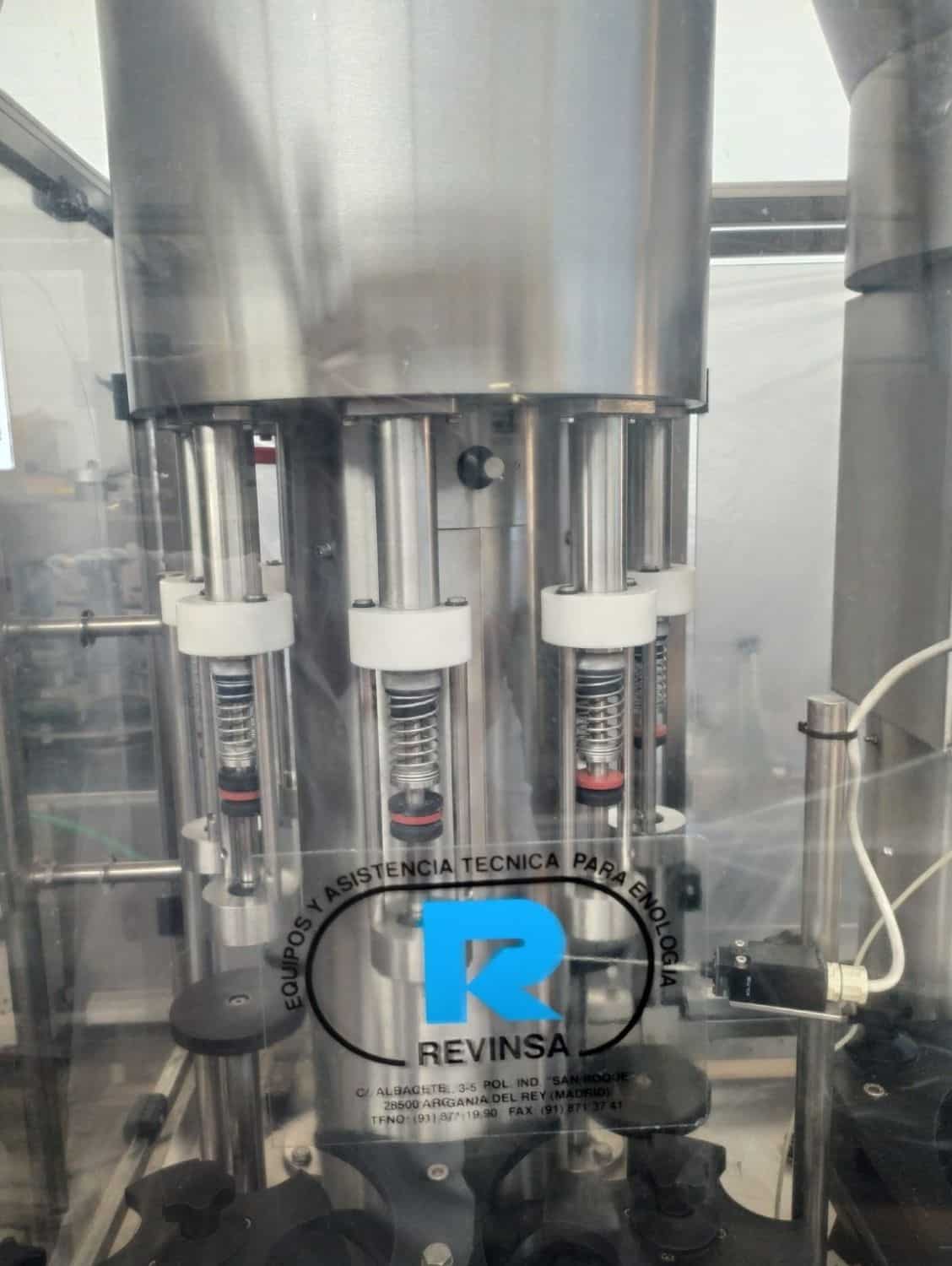 Pracovní prostor plnicí linky Revinsa pro nevratné skleněné lahve