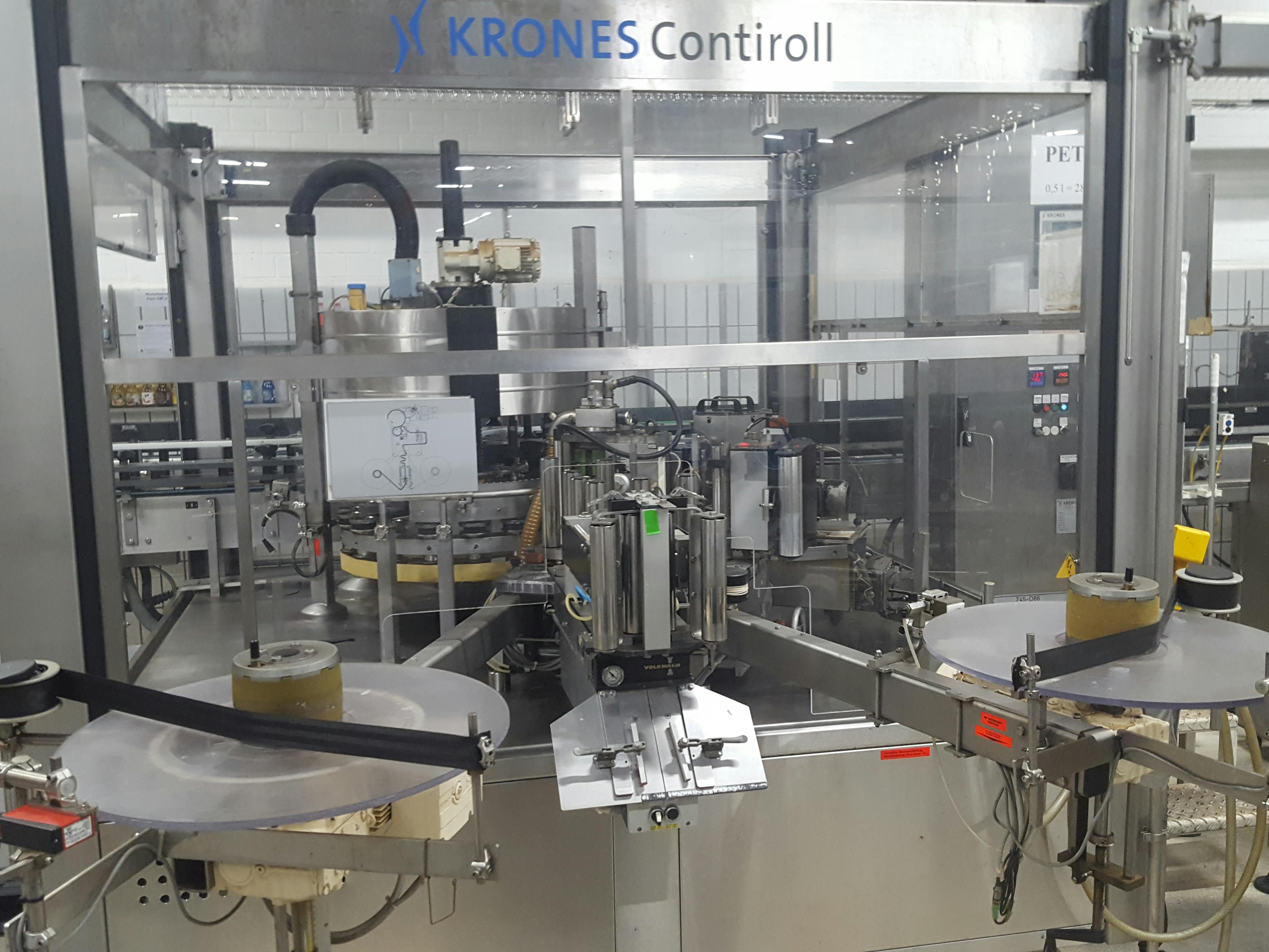 Pohled zepředu na zařízení Krones Contiroll